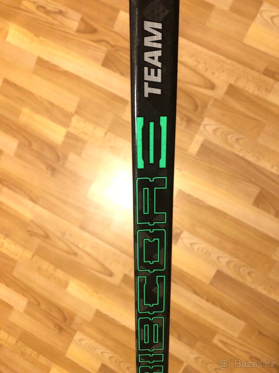 Hůl CCM Ribcor Trigger Team, flex 85, pravá 29