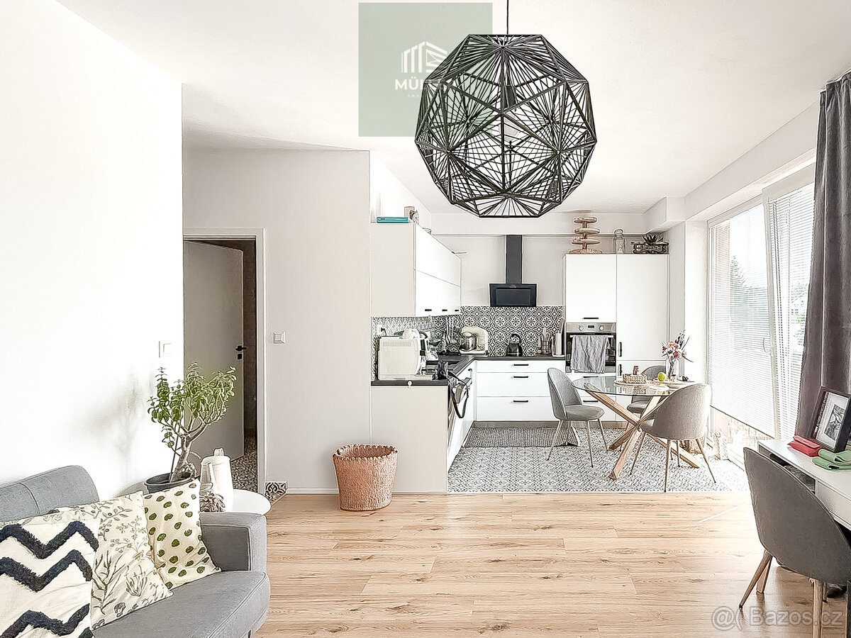 Pronájem moderního bytu 2+kk s balkonem, sklepem a parkování