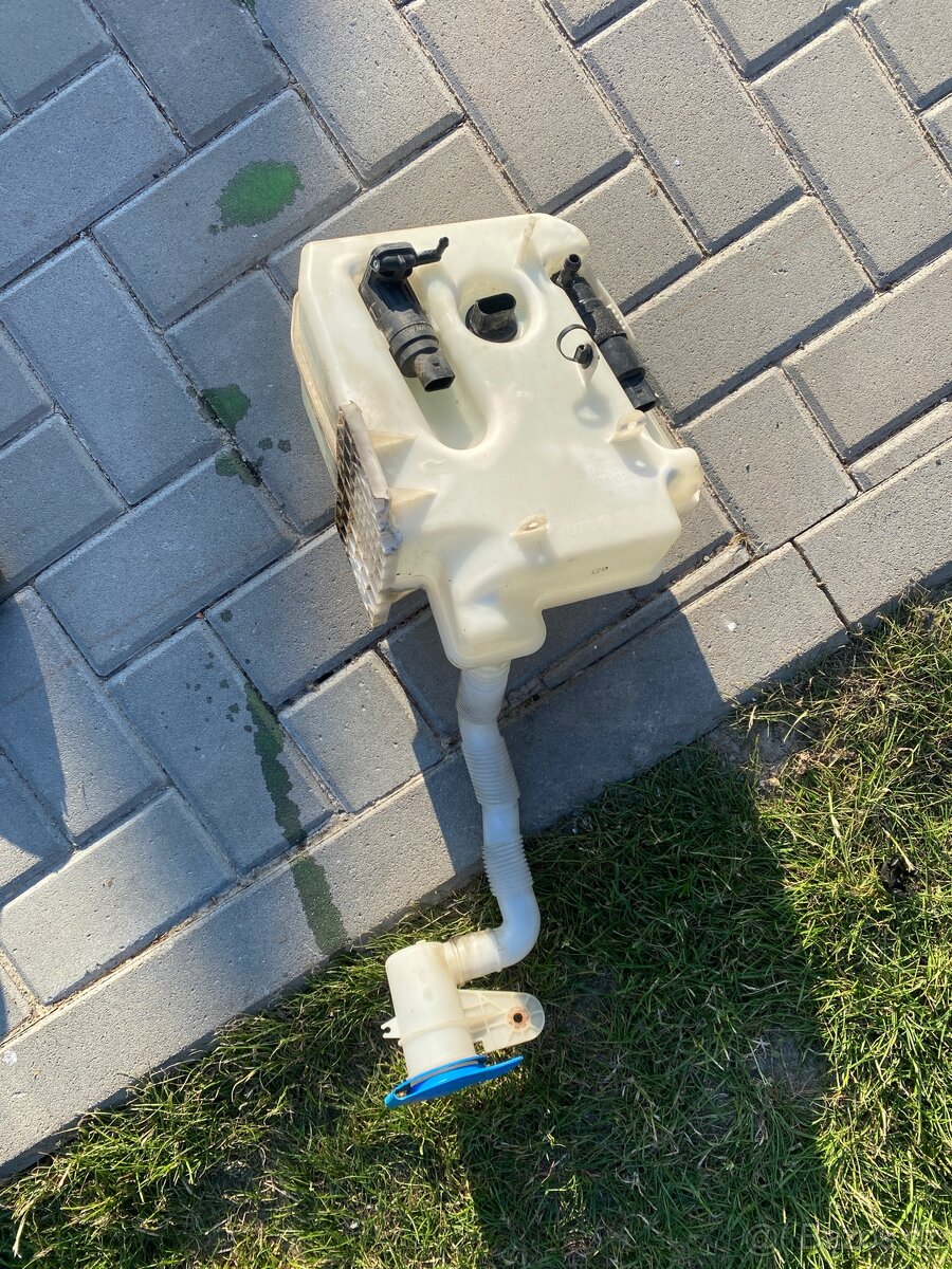Nádobka ostřikovčů octavia 2 RS