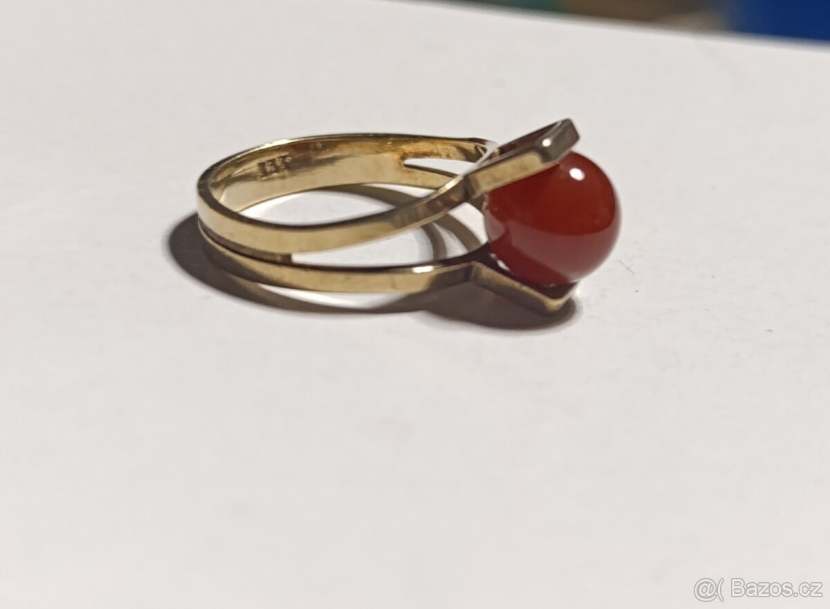 Zlatý prsten s korálem