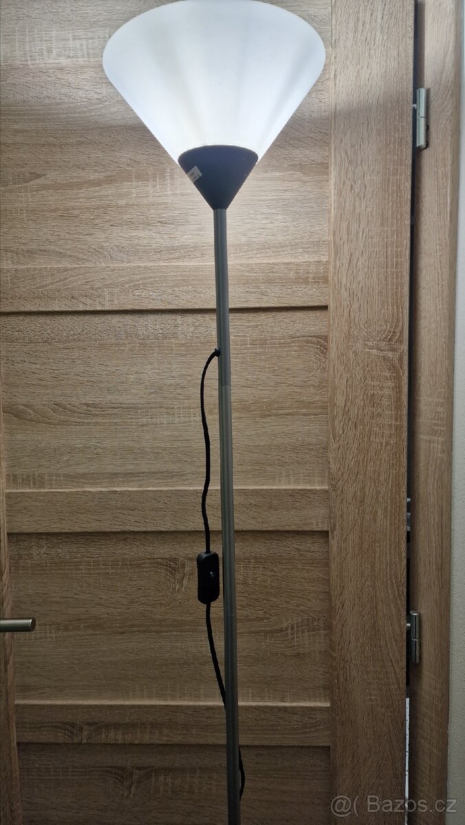 Stojací lampa