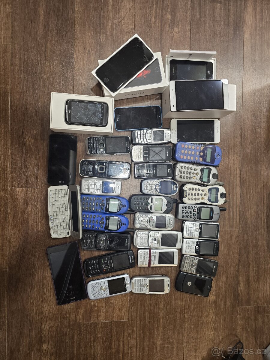 Mix mobilních telefonů 34ks -. iPhone, Nokia 9300 atd.