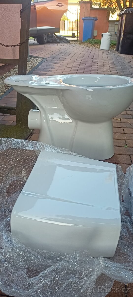 2x nová WC nádrž Aqualine, se systémem splachování.