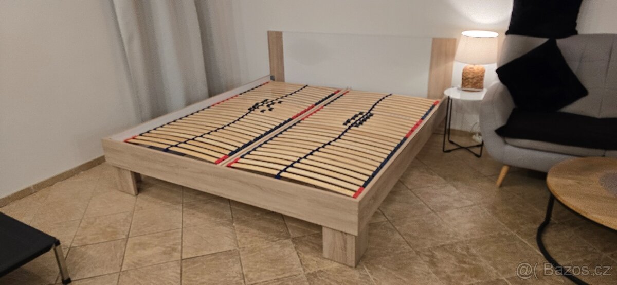 Prodam postel s nocnimi stolky 180 x 200 cm