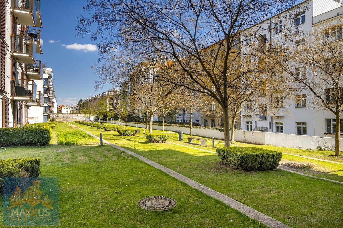 Pronájem světlého bytu 3+kk s prostornou terasou, Korunní dv