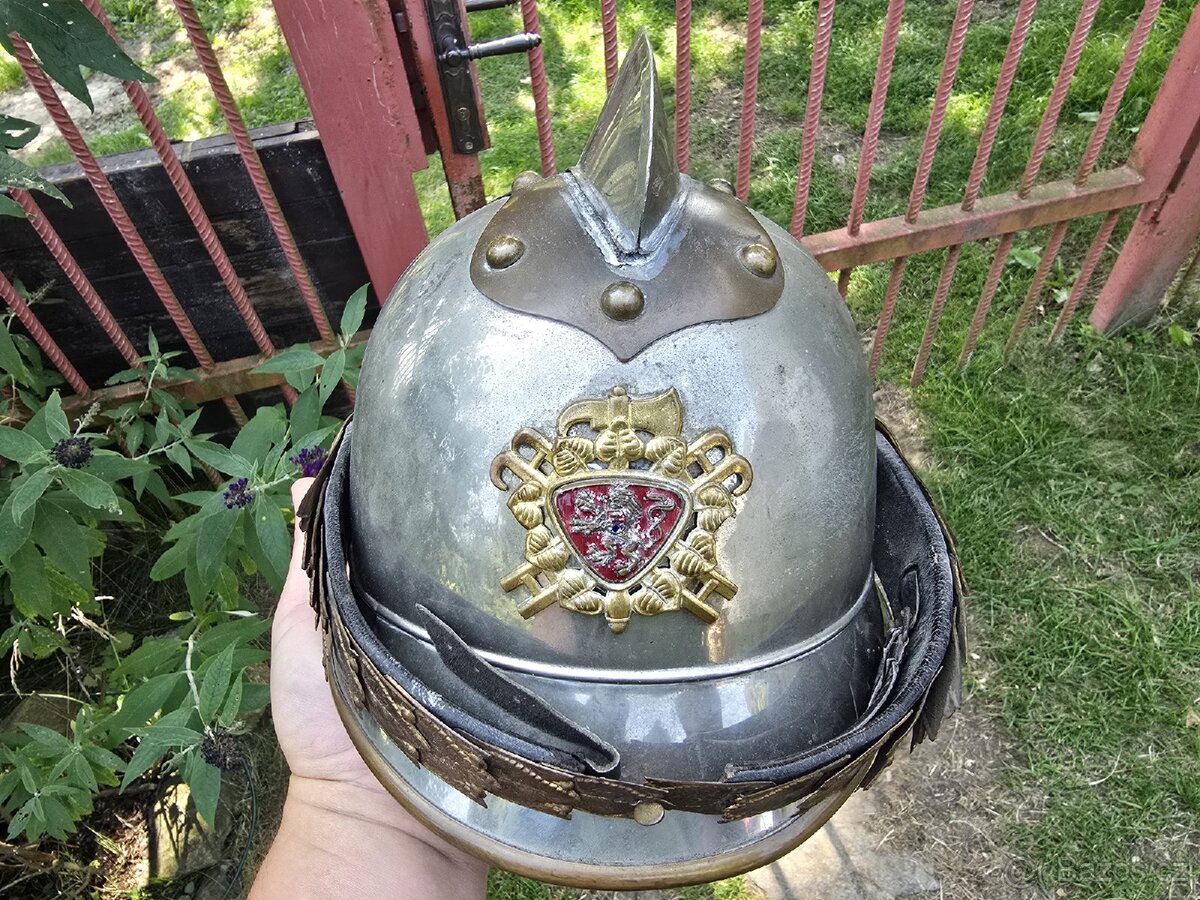 VELITELSKA HASIČSKÁ HELMA