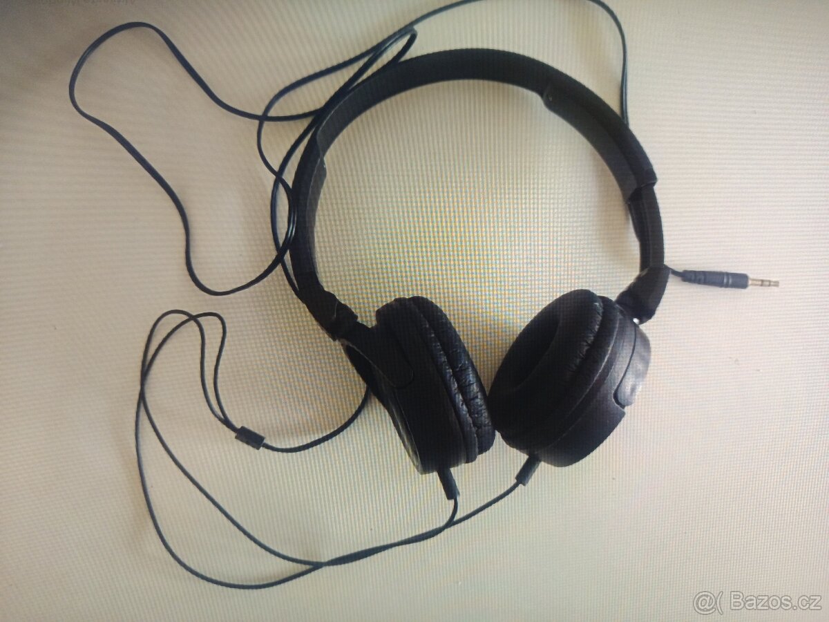 Drátová sluchátka s mikrofonem. New Bee