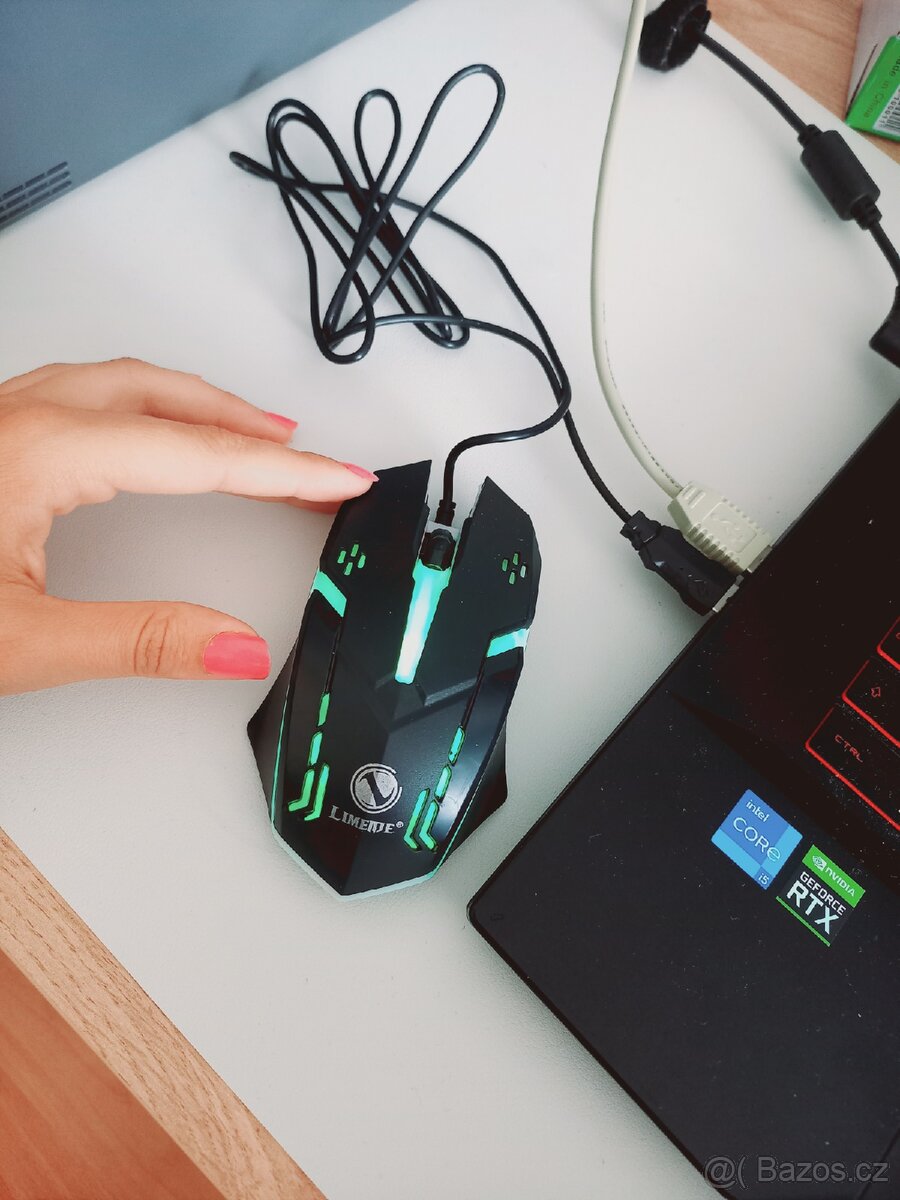 Svítící neonova myš měnící barvy