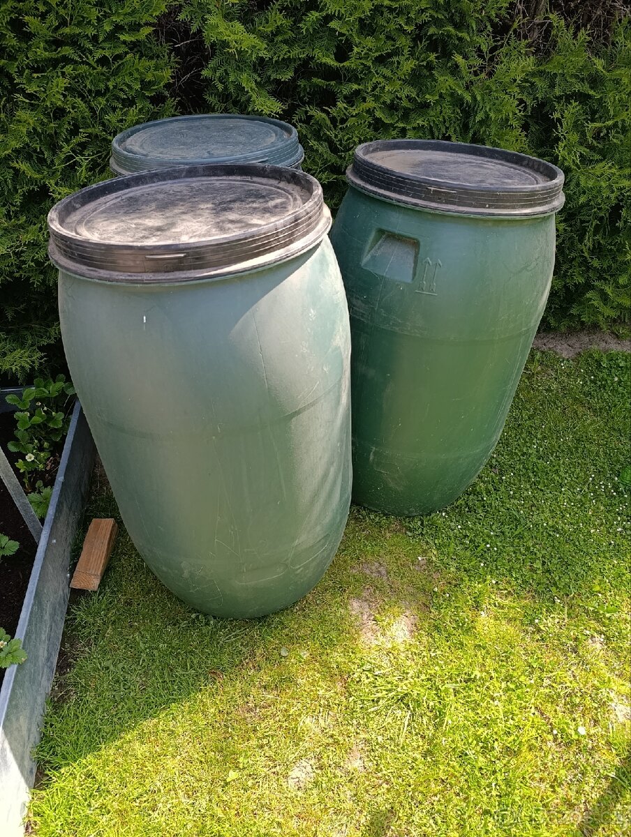 Prodám tři sudý 220 l