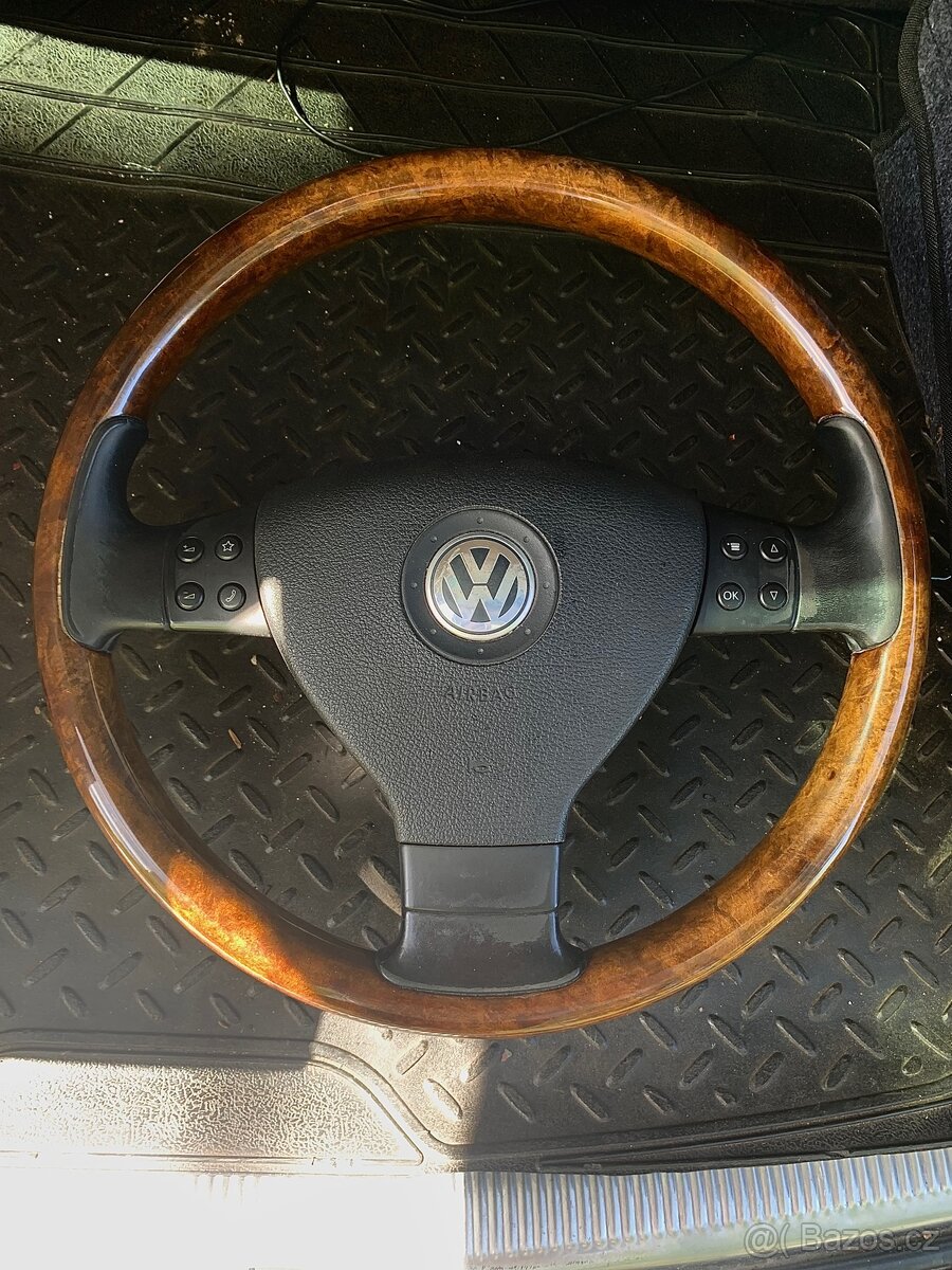 Dřevěný volant a jednotka Passat B6