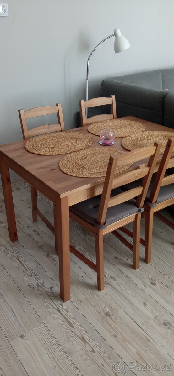 Jídelní stůl a čtyři židle zn. Ikea