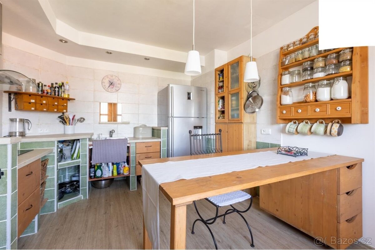 Prostorný byt 5+1 (114 m²) v klidné části Karlových Varů – F
