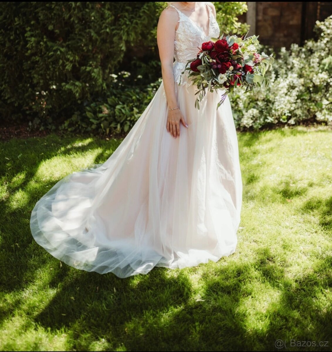 💍 Svatební šaty s vlečkou, velikost M – jako nové 💍