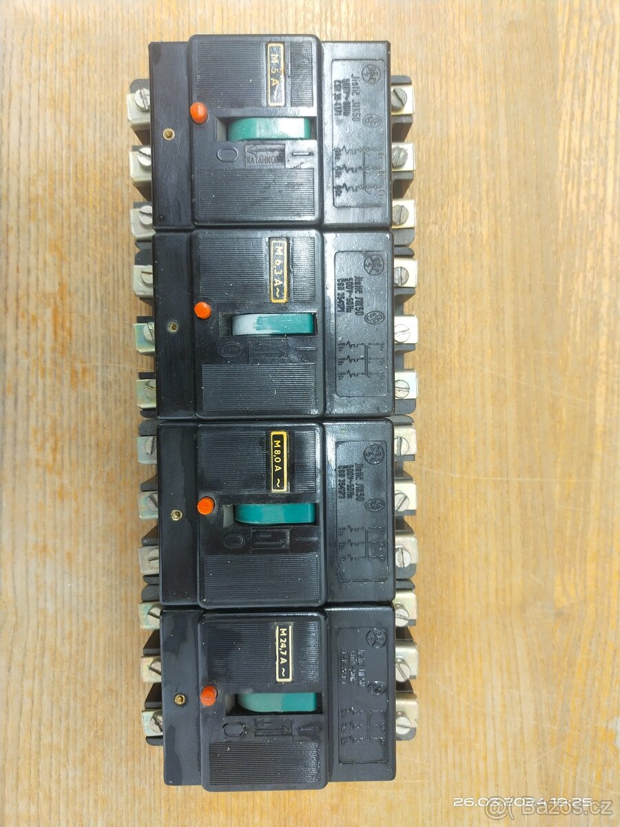 Bakelitové jističe j1k50