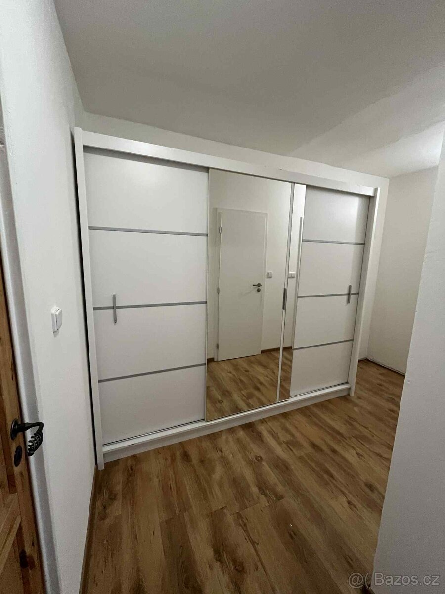 Bílá šatní skříň
