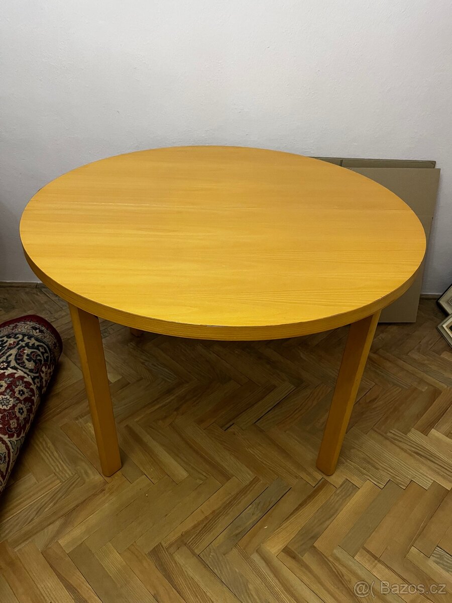 Prodám kruhový roztahovací dřevěný stůl, super stav