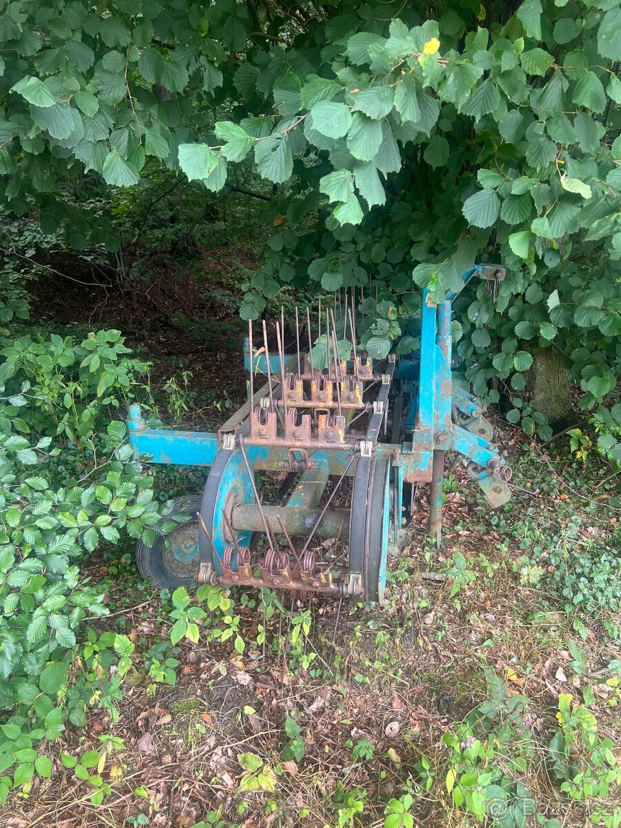 Pasovy obraceč a shrnovač sena