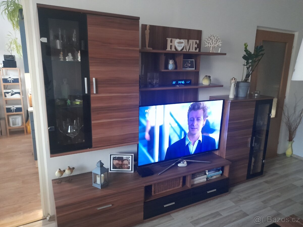 Obývací stěna s komodou,stolkem a dlouhou policí