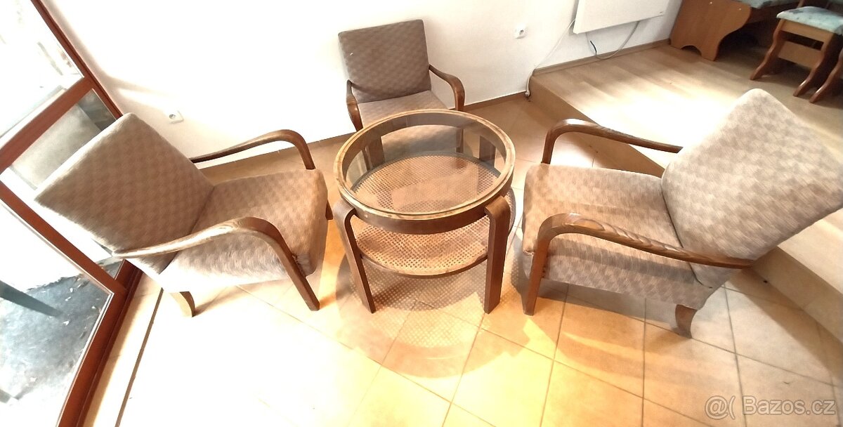 Specialita z roku 1939: stolek s třemi křesílky