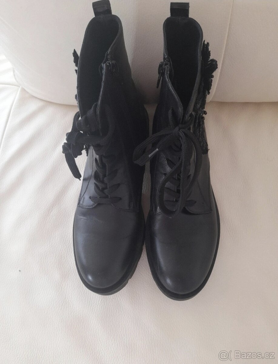 Prodám kožené kotníkové zimní boty s květinovou aplikaci