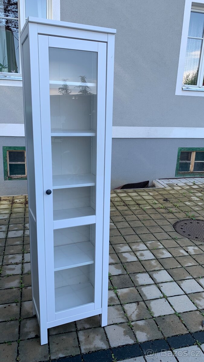 Ikea Hemnes prosklená knihovna - vitrína masiv bílé mořidlo