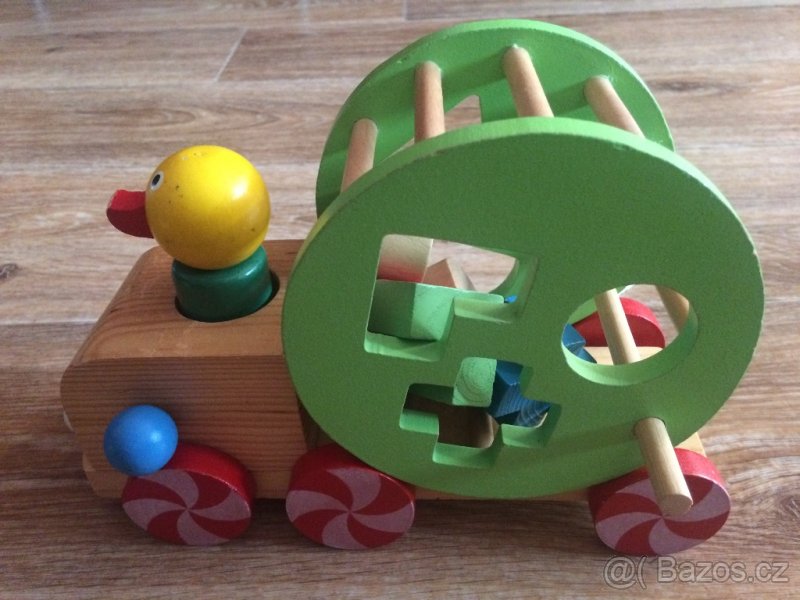 Dětské dřevěné auto s vkládačkou a vyndávací kačenkou.