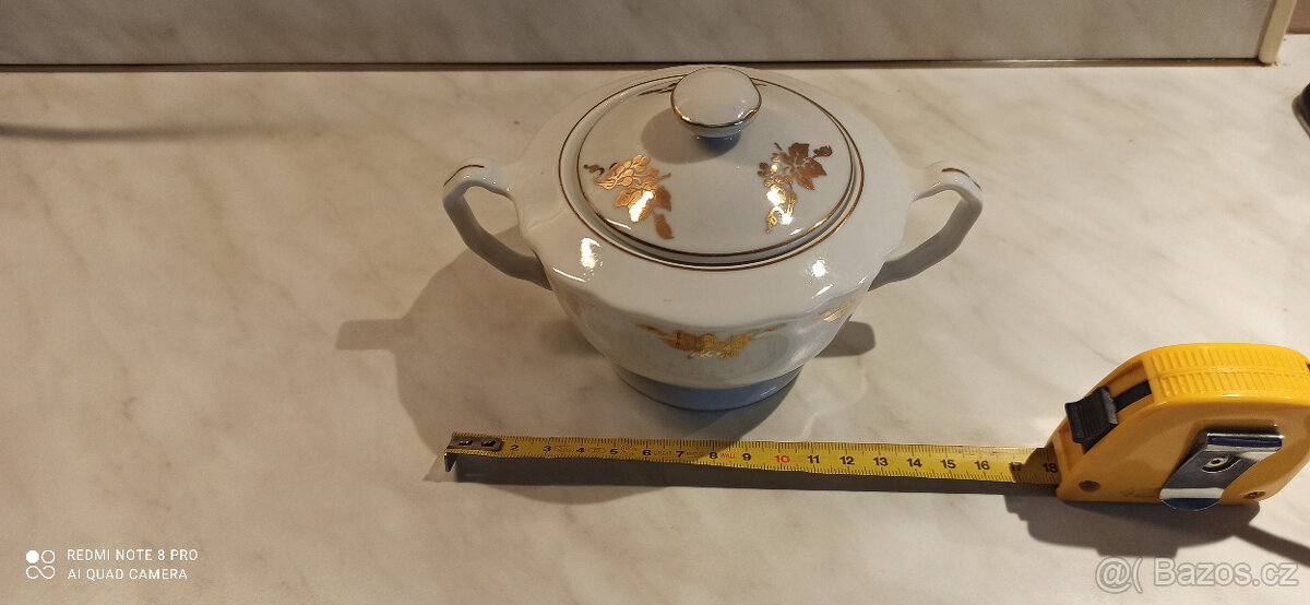 Čtyři šálky s cukřenkou