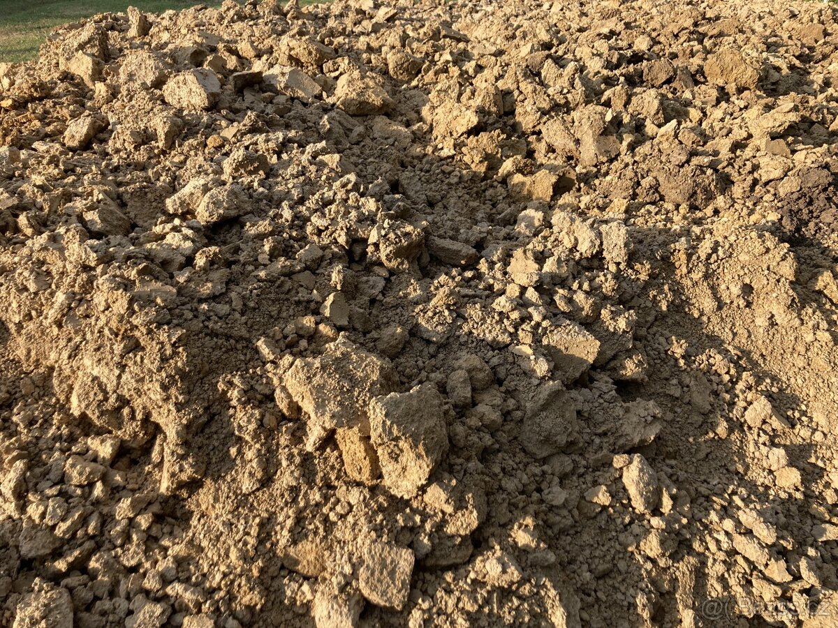 Daruji hlínu za odvoz