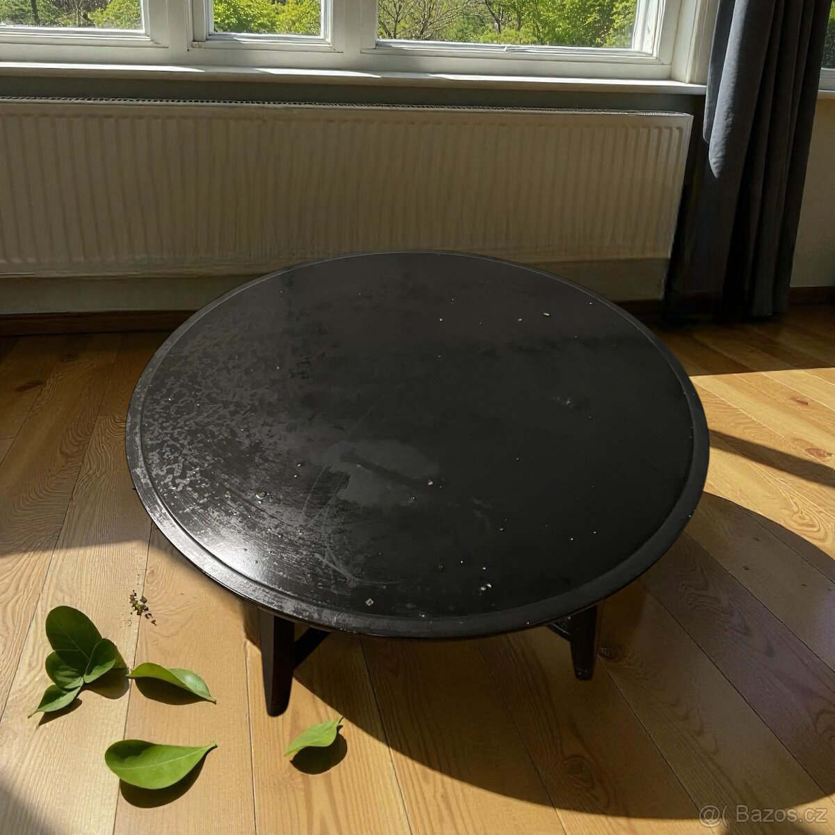 Kulatý konferenční stůl