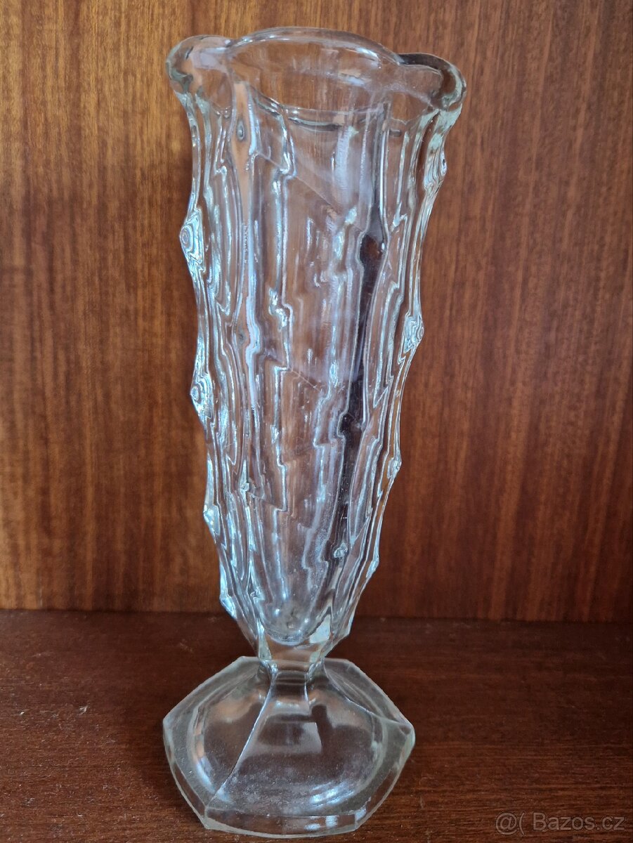 Stará masivní váza