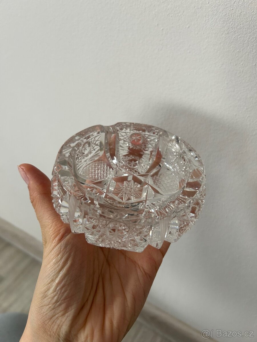 Skleněný vyřezávaný popelnik