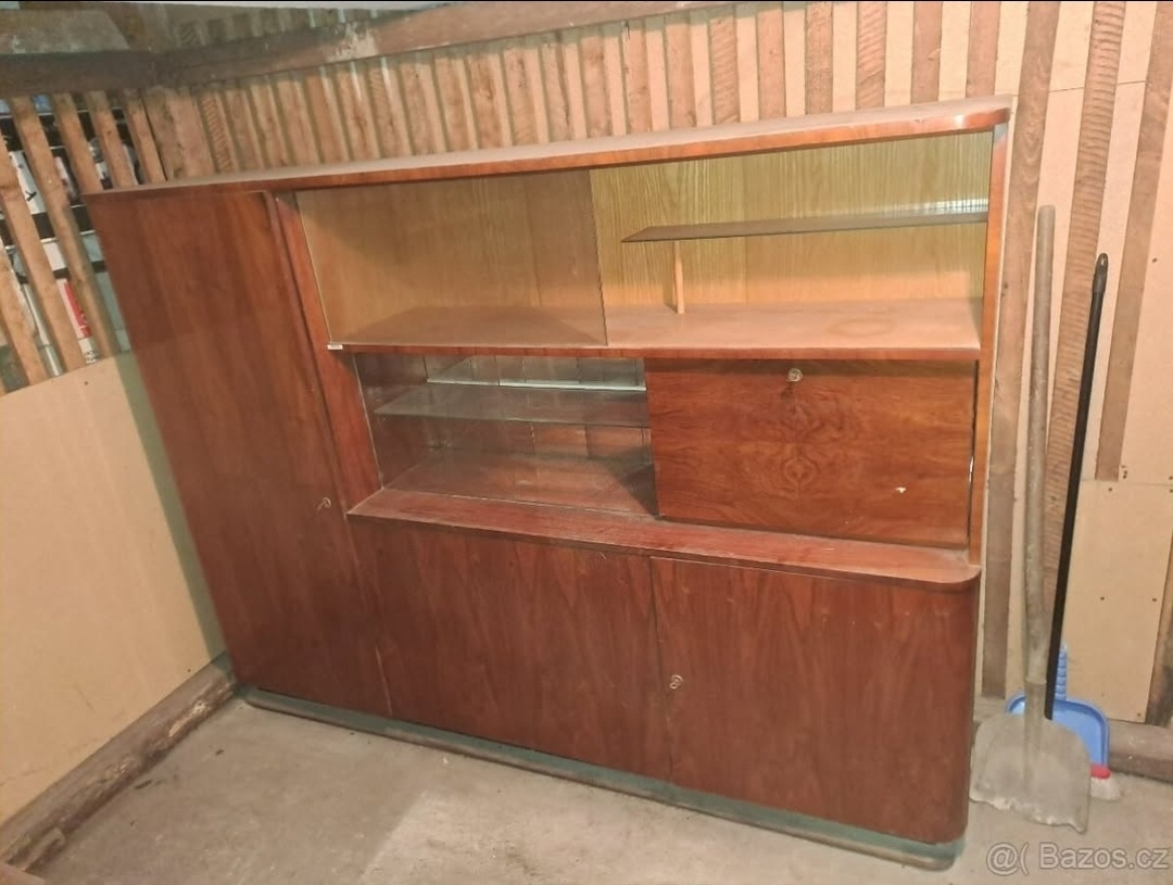Sekretář, vitrína z 60. let