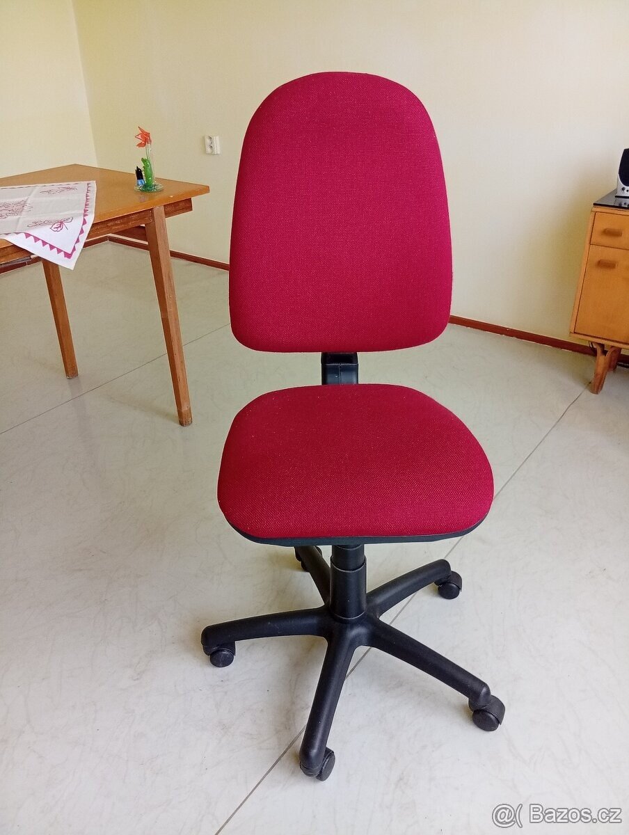 Prodám kancelářskou židli.