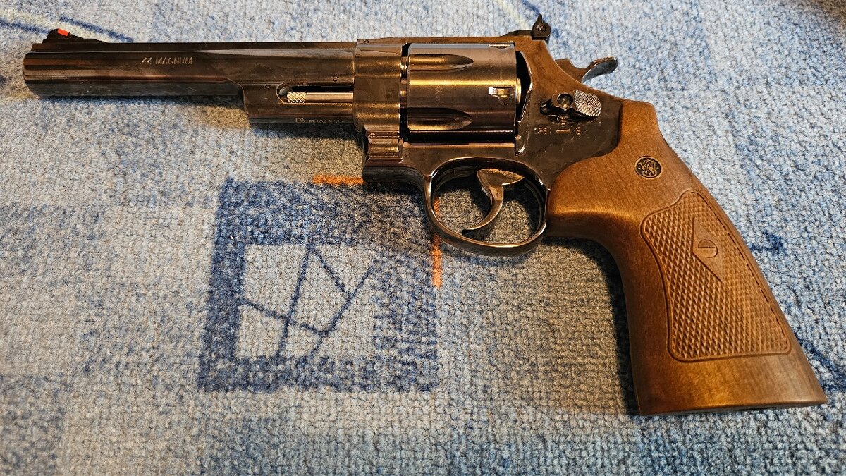 Airsoft revolver smith and wesson model 29