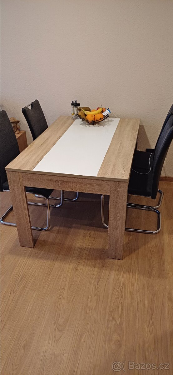 Jídelní stůl + 4 židle
