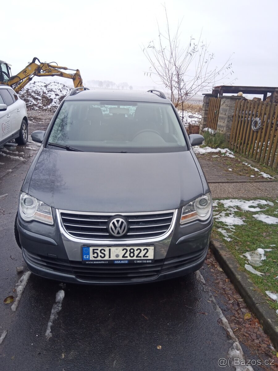 VW Touran benzín 1,6 2007 7 míst 226tis najeto