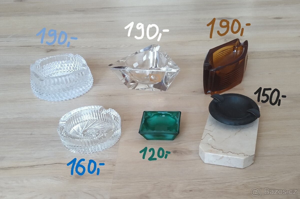 Různé skleněné nebo mramorové popelníky