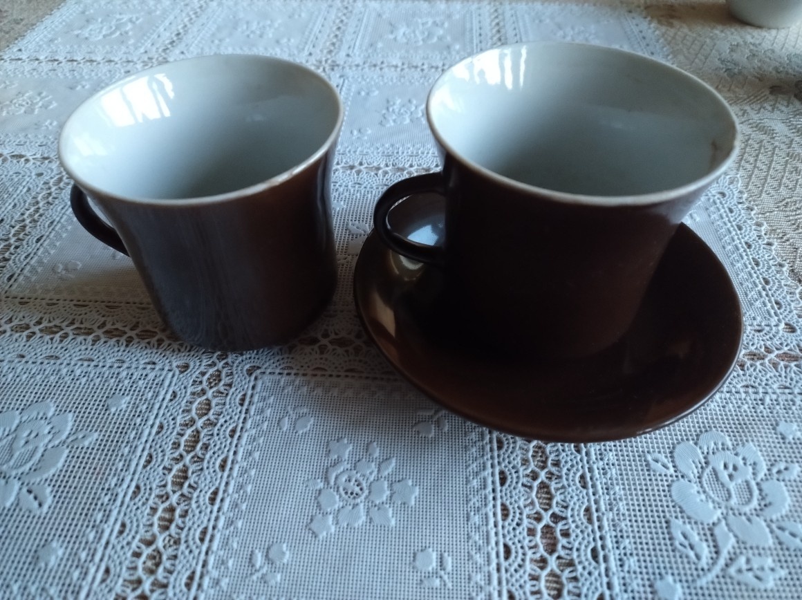Hnědé retro hrnky, 2 kusy
