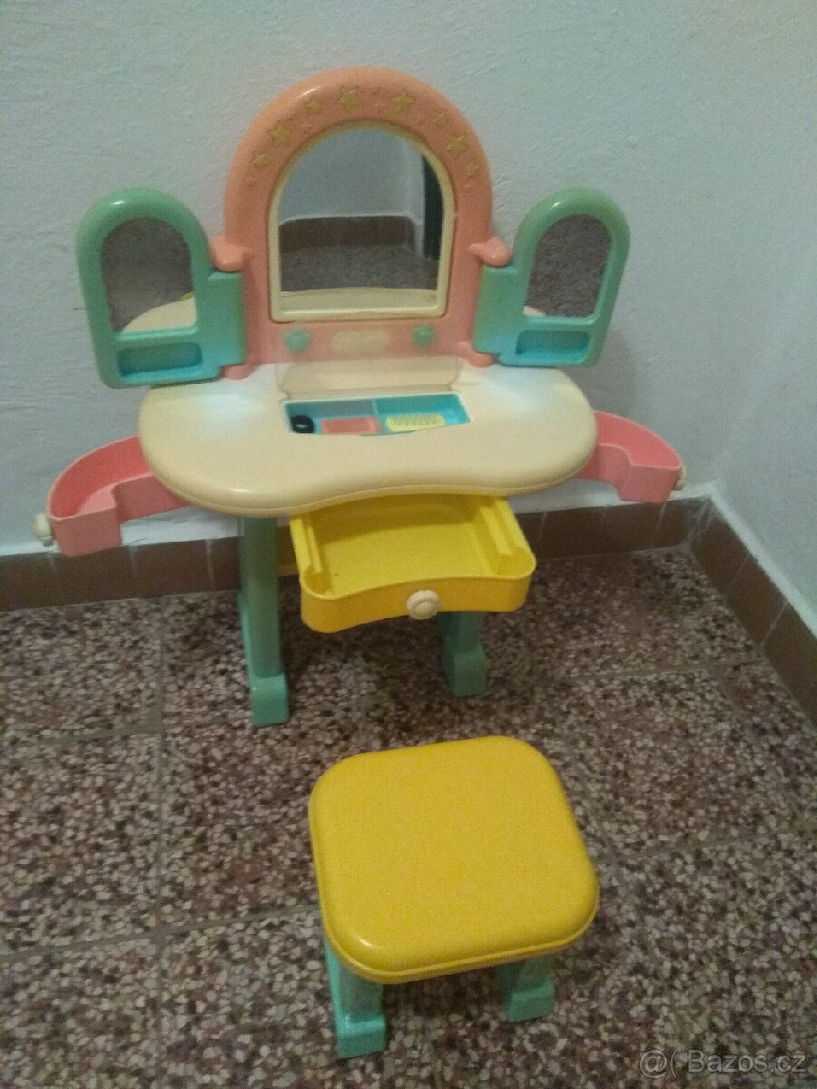 Dětský kosmetický stolek se zrcadly a přihrádkami