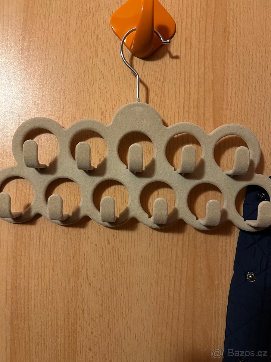 Věšák na šátky