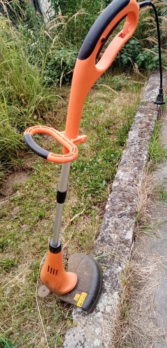 Strunová sekačka na trávu