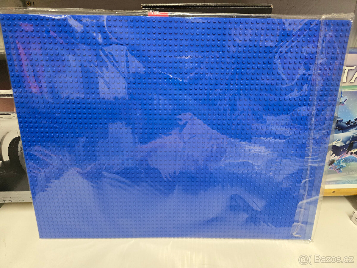 Obří modrá lego základní deska na stavění 48x64 bodů