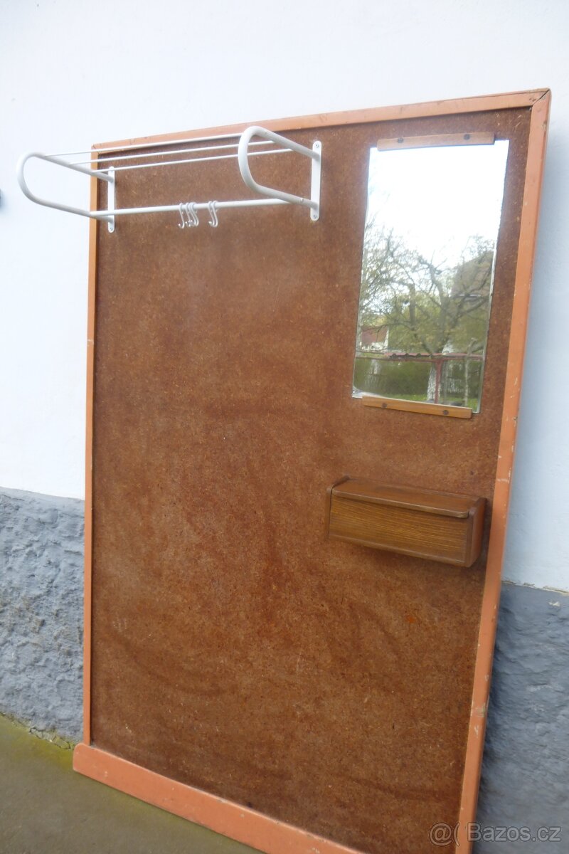 ŠATNÍ STĚNA