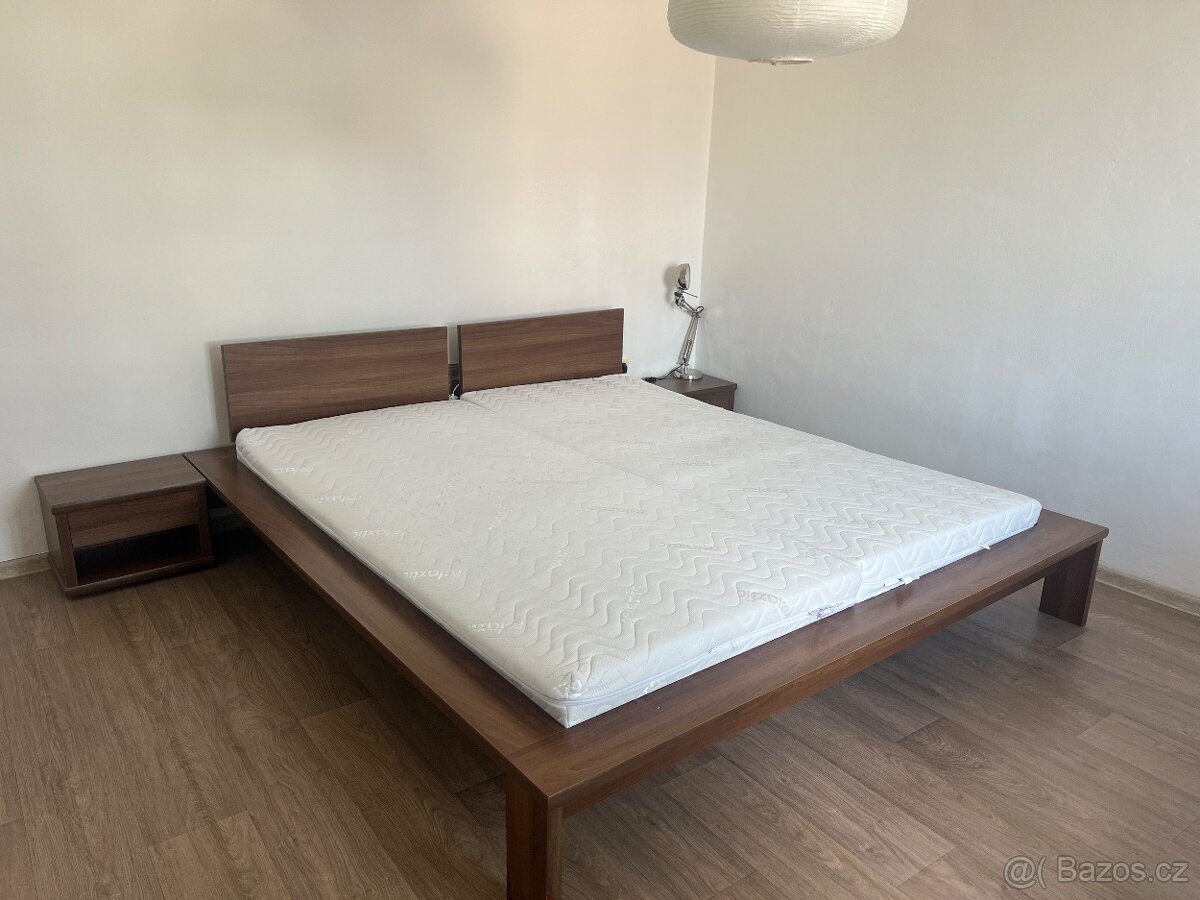 Manželská postel včetně roštů, matrací a nočních stolků