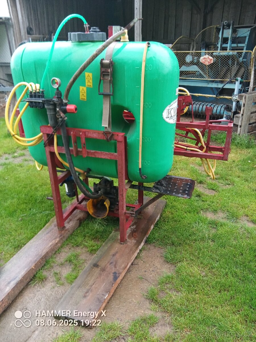 Nesený postřikovač