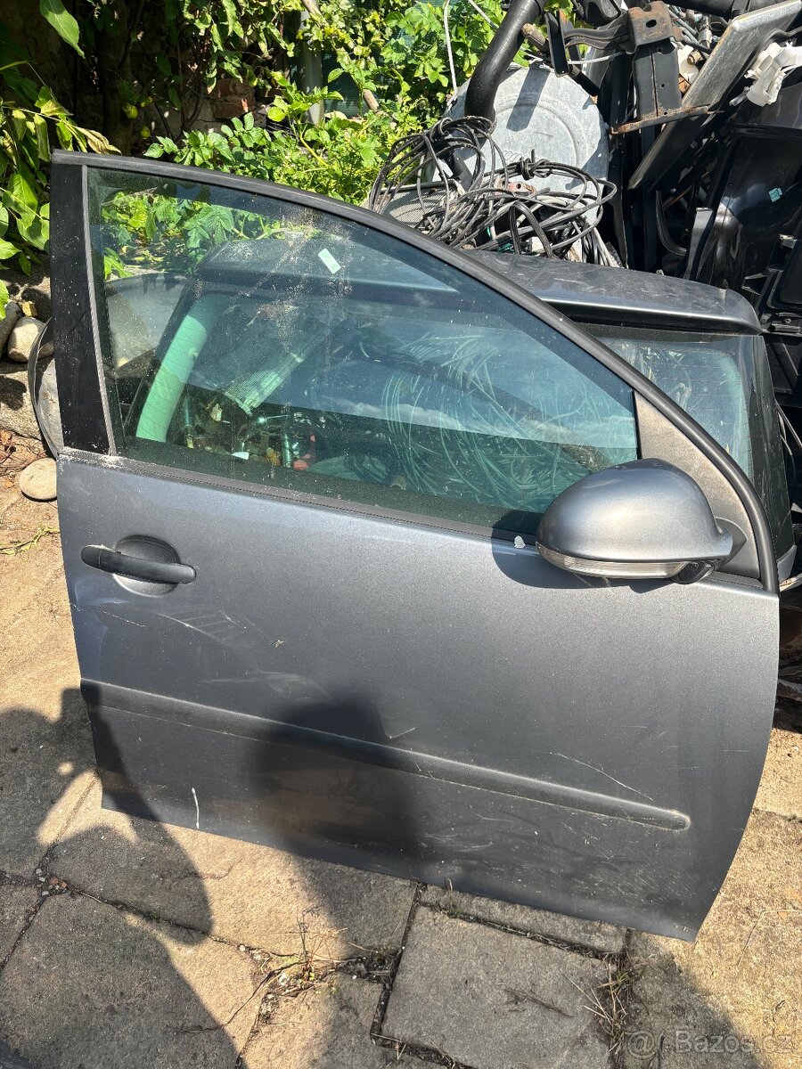 Vw Golf V kufr a PP dveře