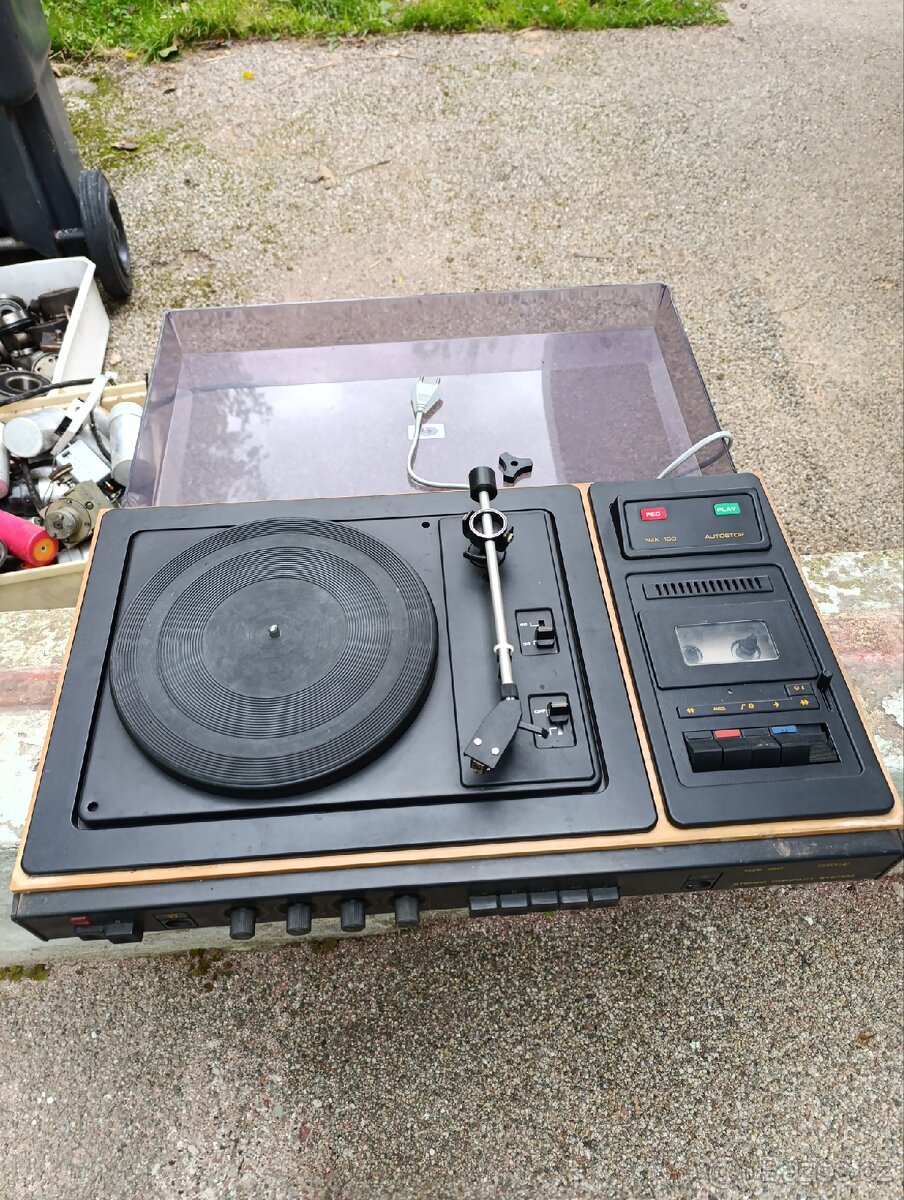 gramofon a kazetovy přehrávač