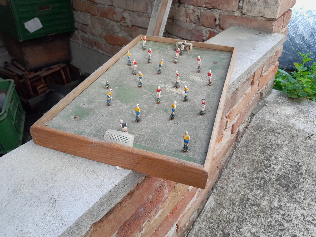 stará hračka - fotbálek