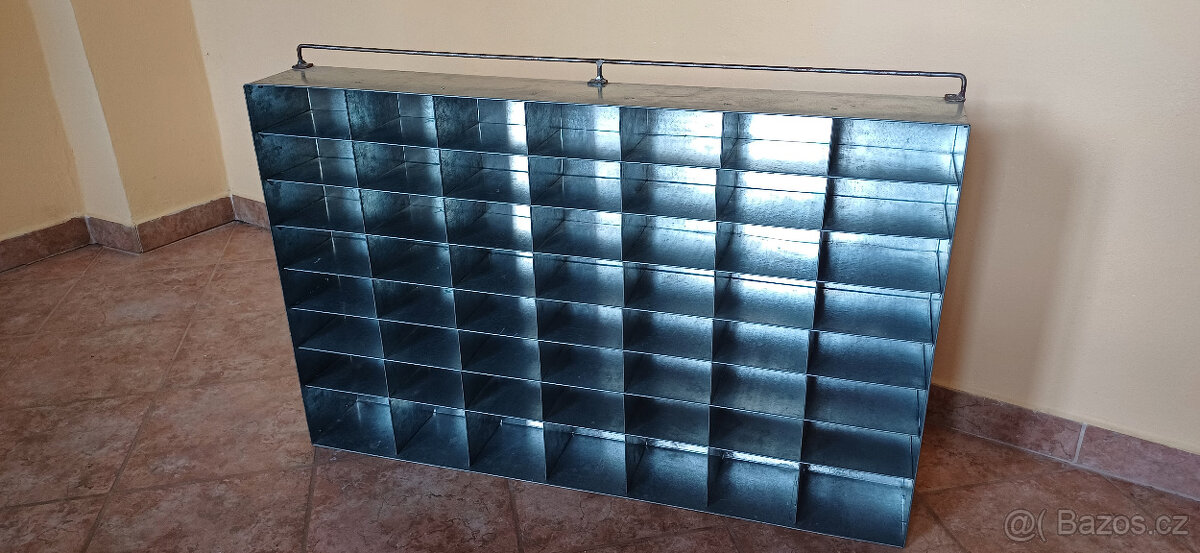 Závěsný plechový organizér na drobné díly a nářadí