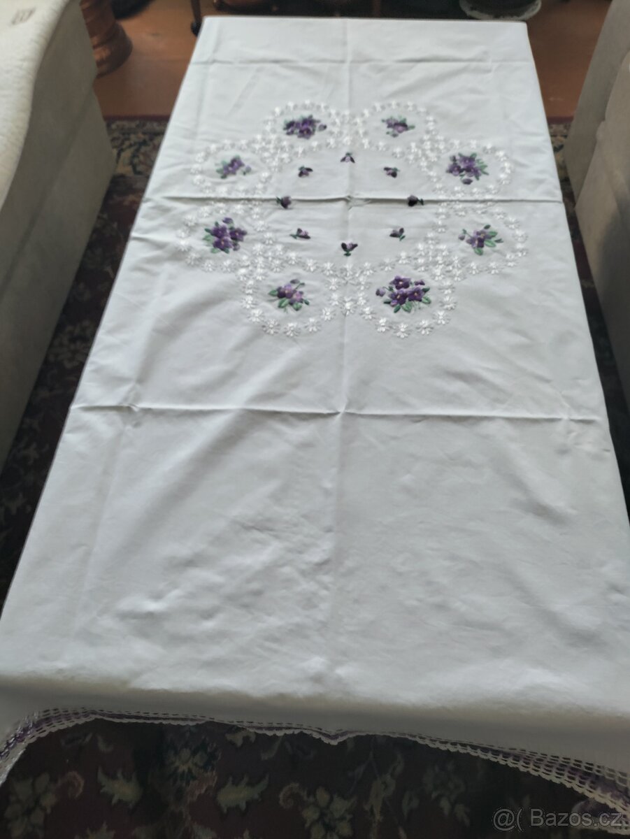 Ručně vyšívaný ubrus fialky